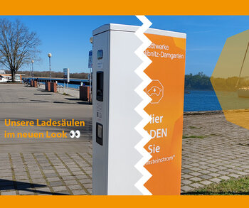 Eine Ladesäule, die orange beklebt wurde und mit der Aufschrift "hier laden sie Bernsteinstrom" klar auf eine Ladesäule hinweist. Eine Ladesäule, die orange beklebt wurde und mit der Aufschrift "hier laden sie Bernsteinstrom" klar auf eine Ladesäule hinweist.